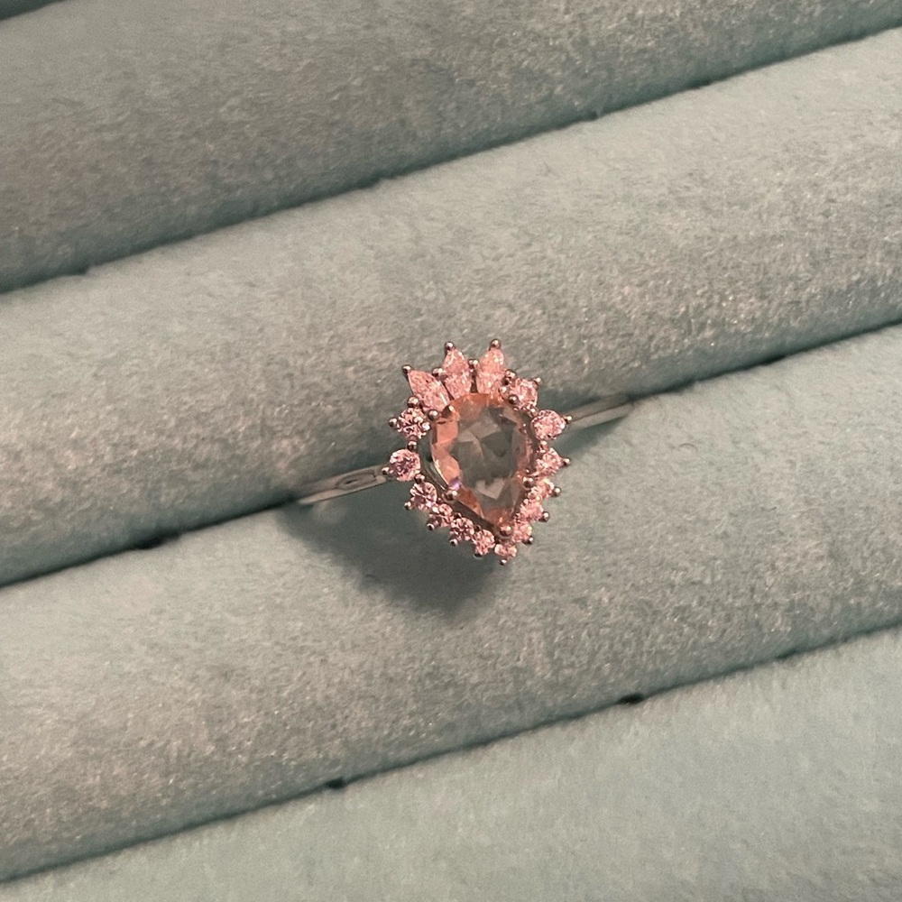 Oomiay Light Peach Halo Ring